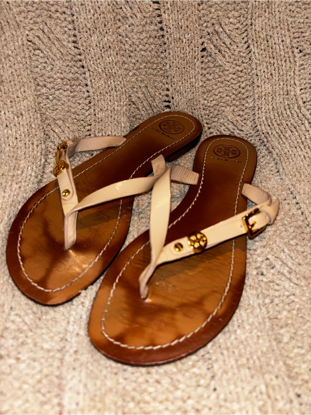 Tory Burch Cream Patent Leather Thong Sandals Gold Logo Size 8
